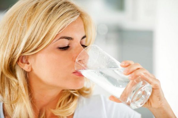 Một cốc nước khoáng lavie buổi sáng mang lại rất nhiều lợi ích